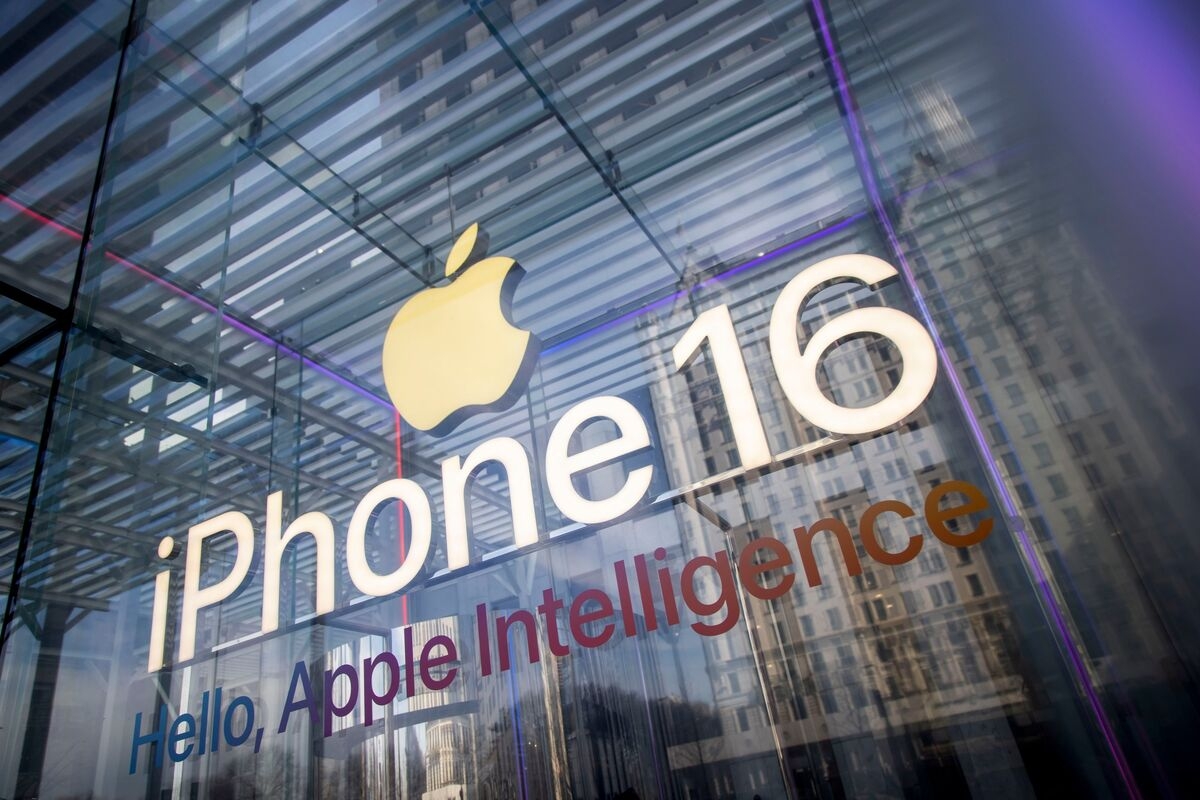 Apple's Siri Chief Calls AI Delays Ugly and Embarrassing, Promises Fixes