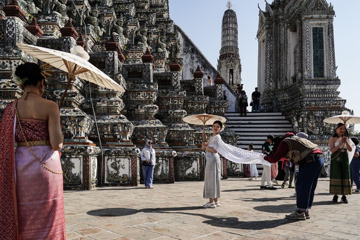 Tourism Dip Fuels Worst Stock Drop in Asia at Thai Airport Firm