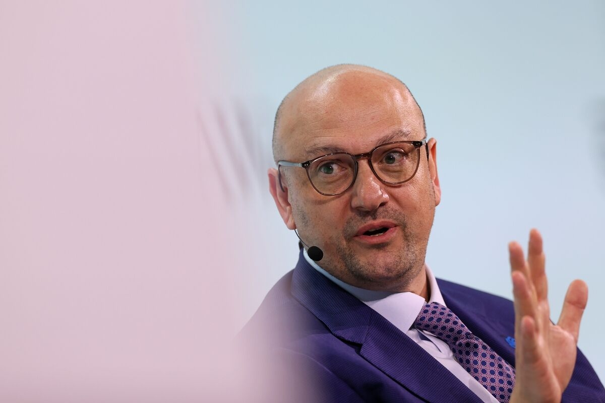 UAE's Renewables Champion Shifts Hydrogen Billions to Data Boom