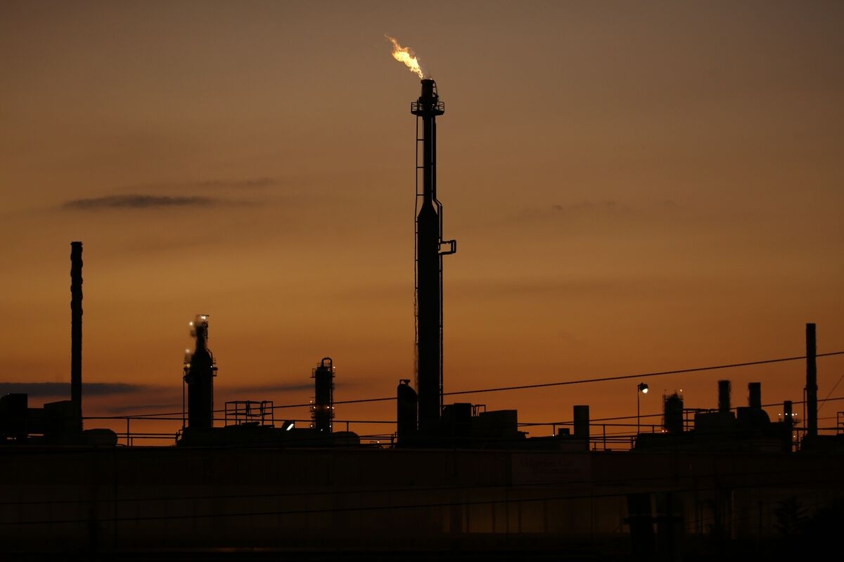 Oman Said to Consider Selling Stake in $8 Billion Gas Fields