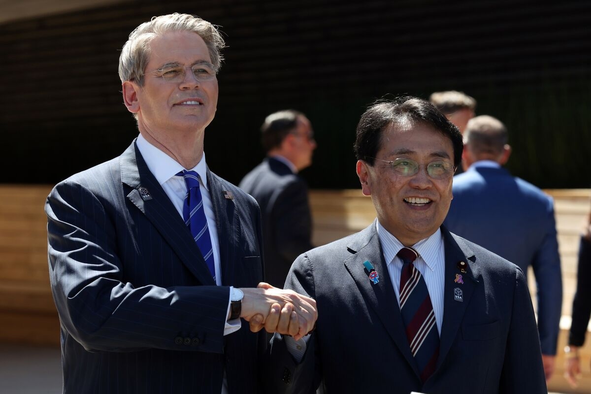 Akazawa Says Bessent Isn't Asking Japan to Hike Rates