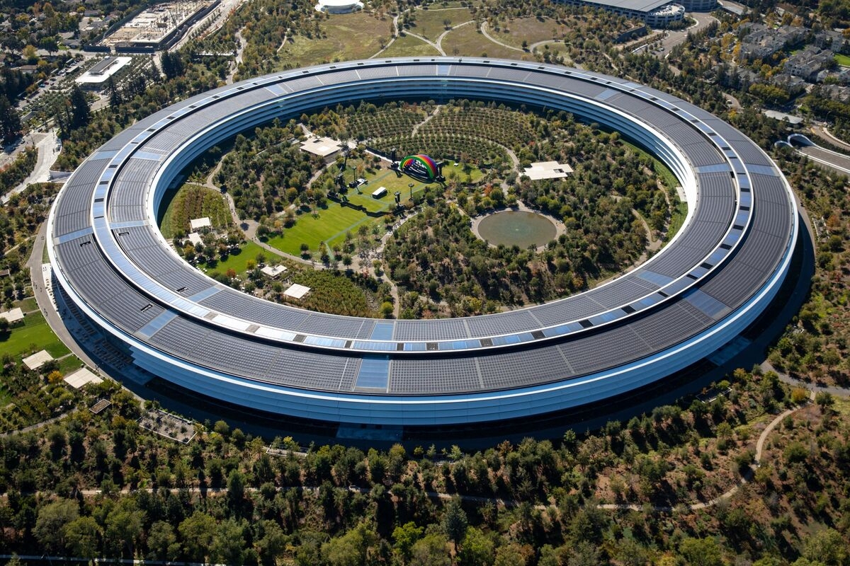 Apple Begins Breaking Up Its AI Team With Robotics, Siri Changes