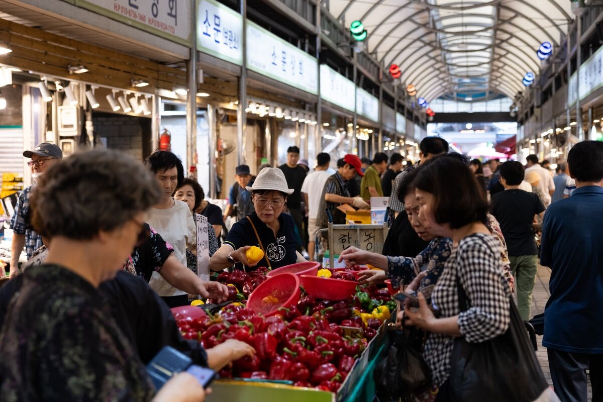 Korea Household Debt Jumps Most Since 2021 Before BOK Rate Call