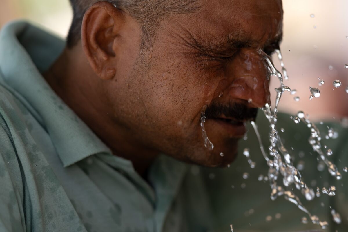 What It's Like to Work Outdoors in India's Brutal Heat