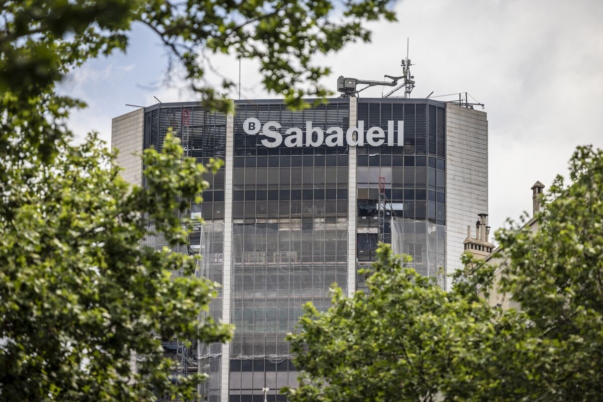 Spain Said to Back Sabadell Tie-Up as Alternative to BBVA Deal