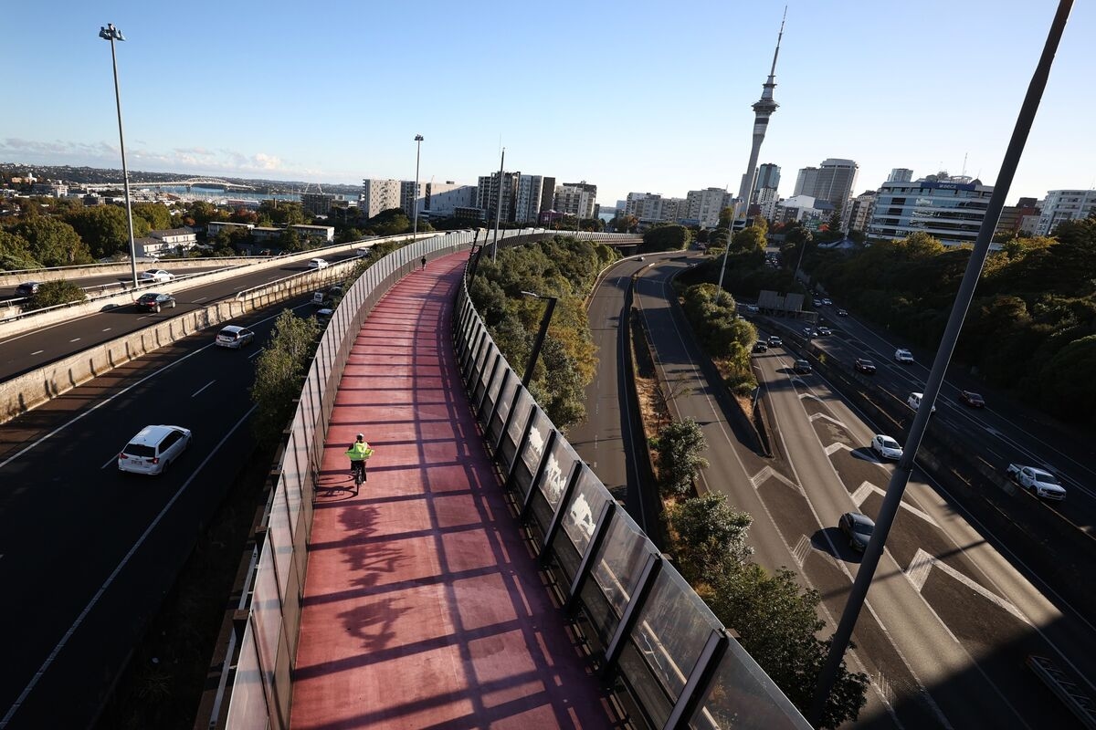 New Zealand Spending Slowdown Adds to Signs of Cooling Economy