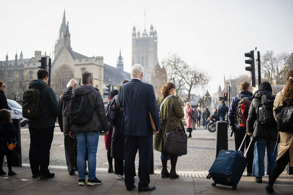 UK Considers Reducing Cash Portion of £20,000 ISA Allowance