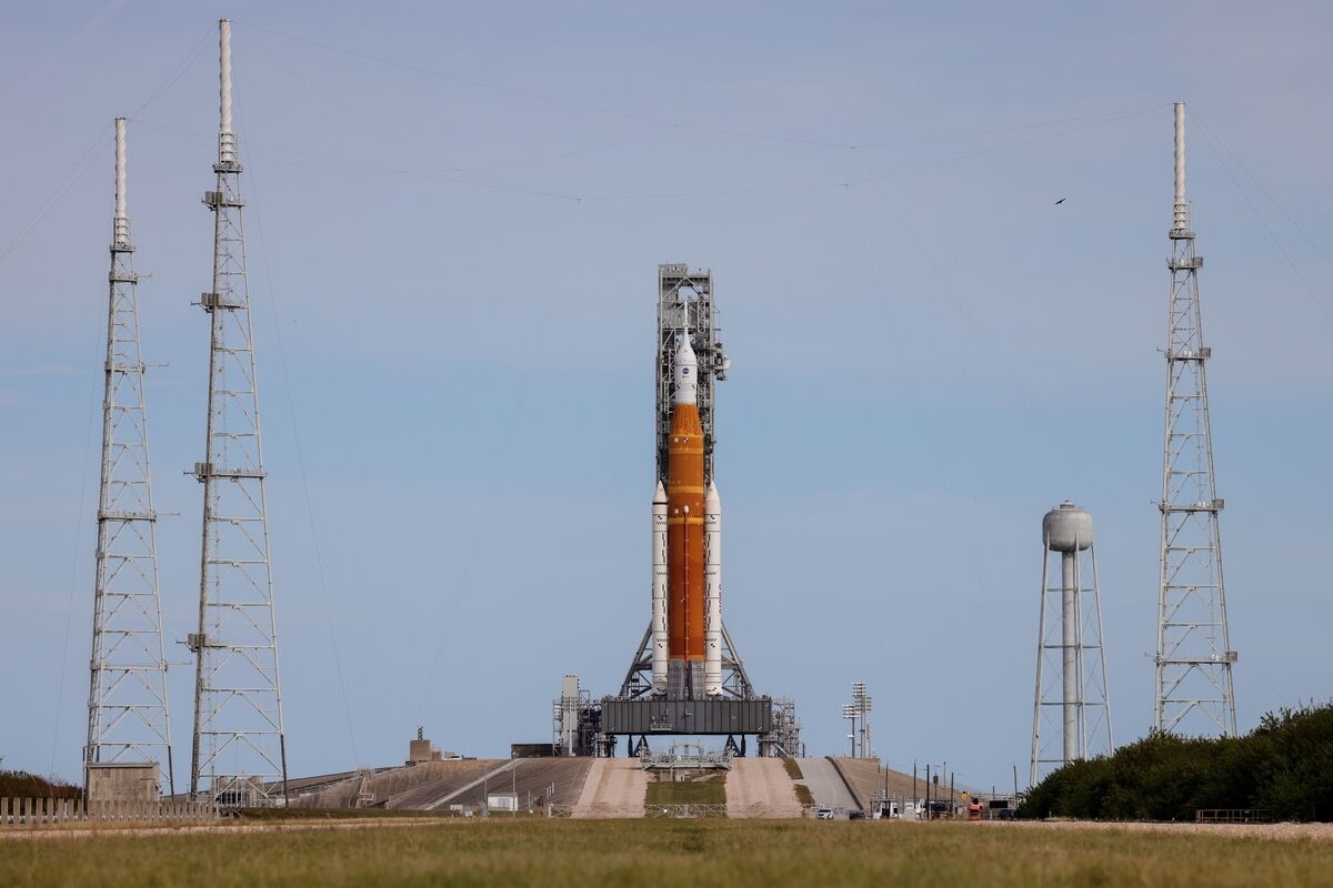 Former Trump Adviser Calls on Revising NASA's Moon Program
