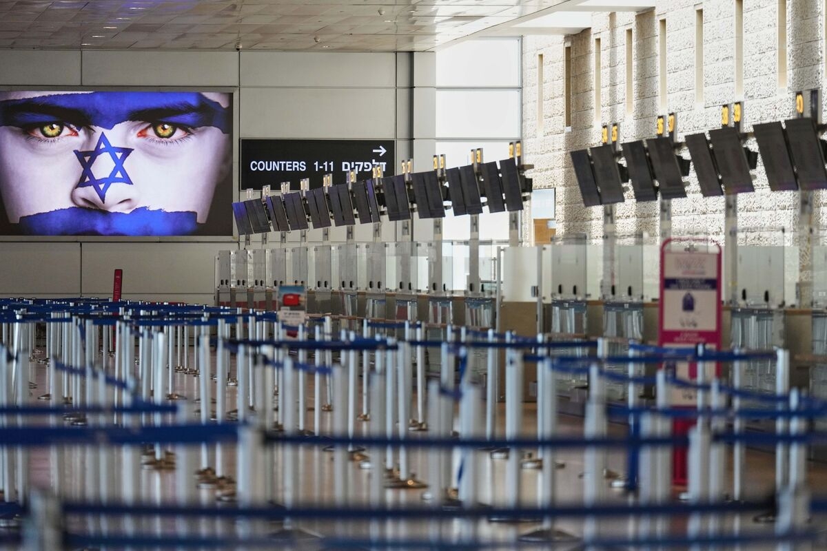 Airline Stocks Slide After Israel-Iran Strikes Shut Airspace