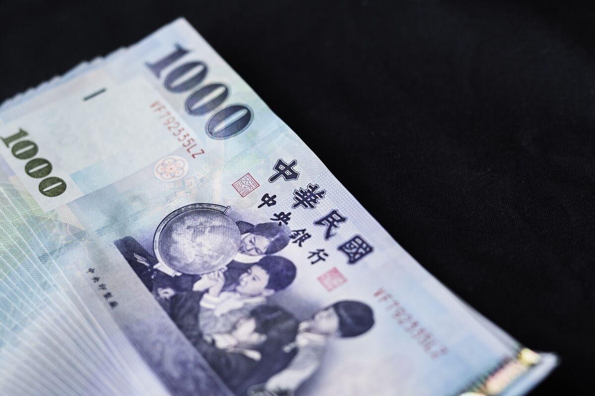 Taiwanese Investors Flee US Bond ETFs as Currency Risks Mount