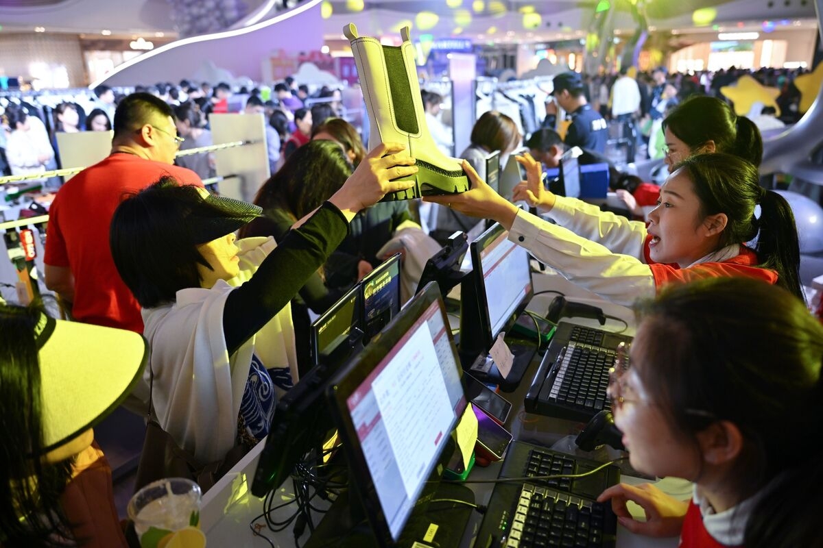 Estee Lauder, L'Oreal Suffer as China's Duty-Free Spending Falls