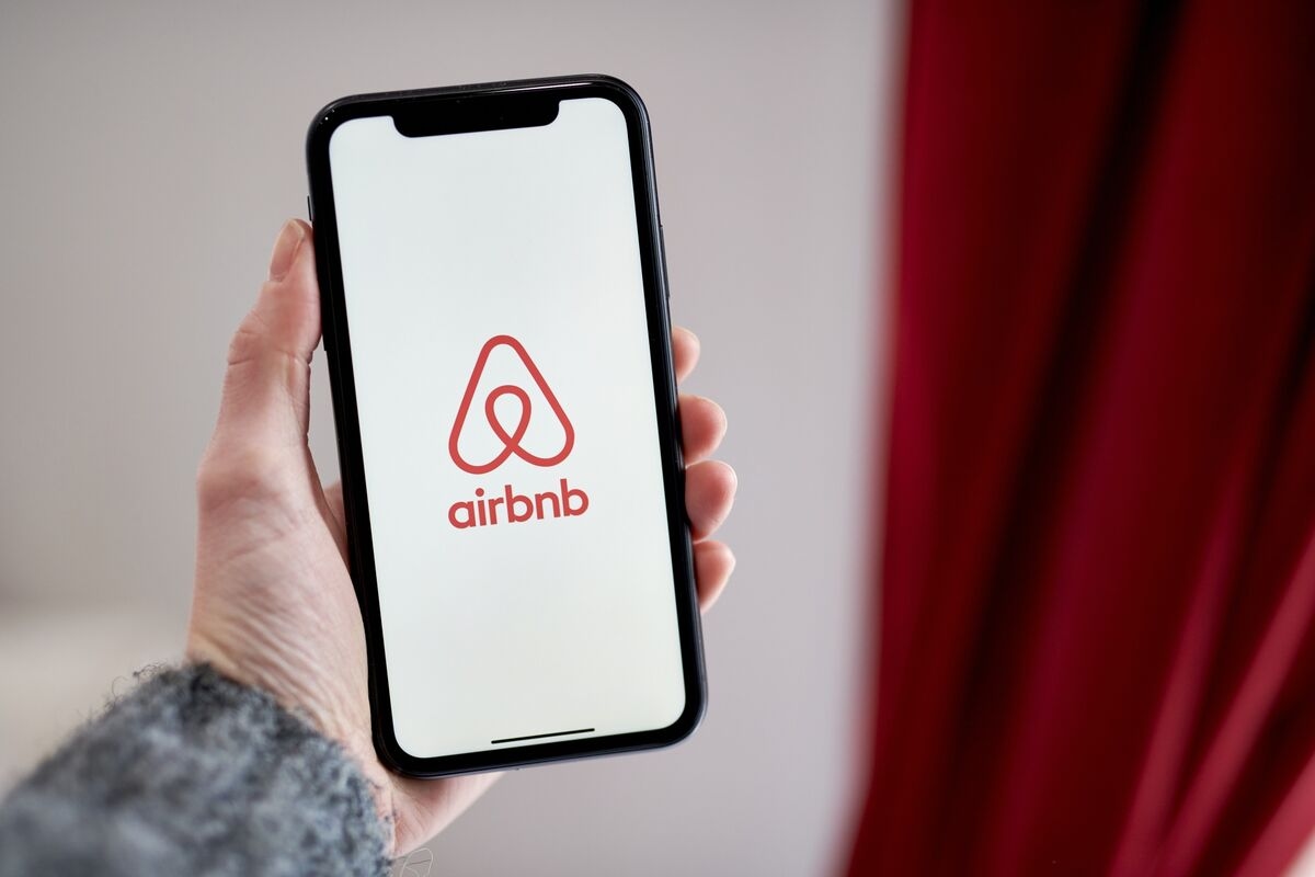 Airbnb Gives Modest Summer Outlook, Warns Growth May Not Keep Up