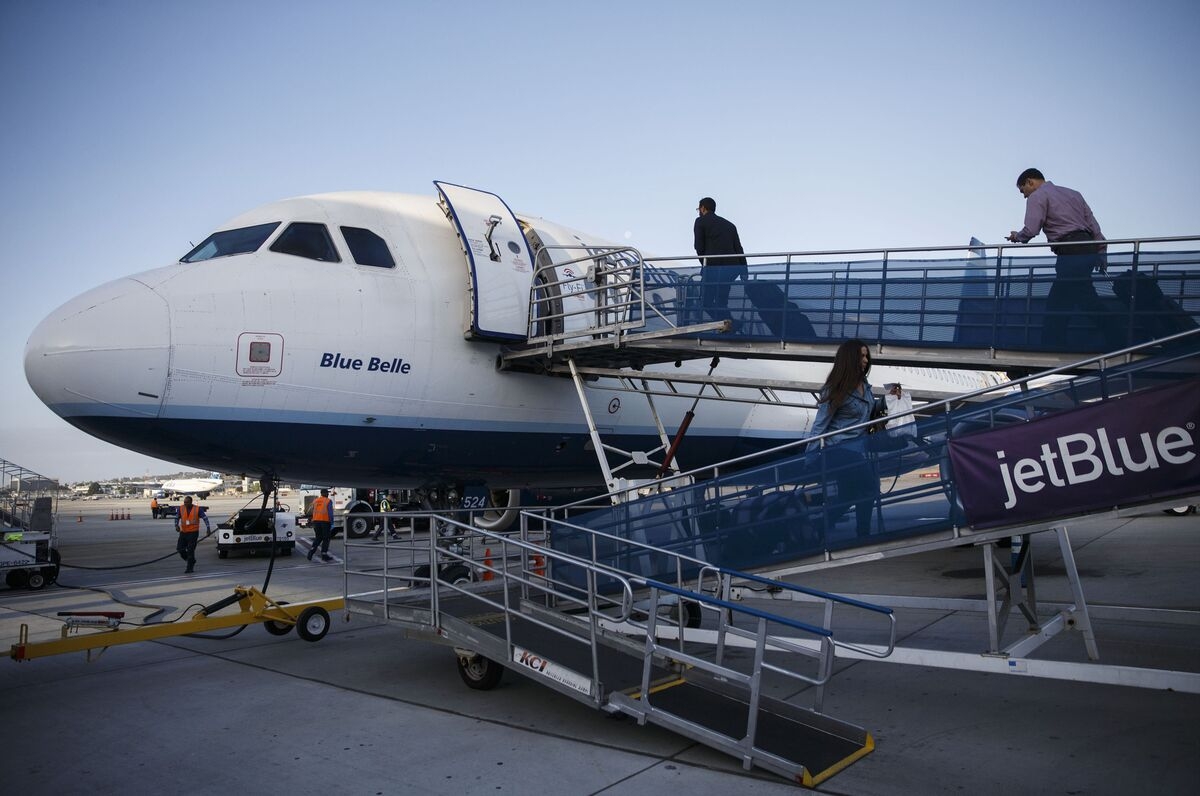 JetBlue Steps Up Cost Cuts on Weaker-Than-Expected Travel Demand