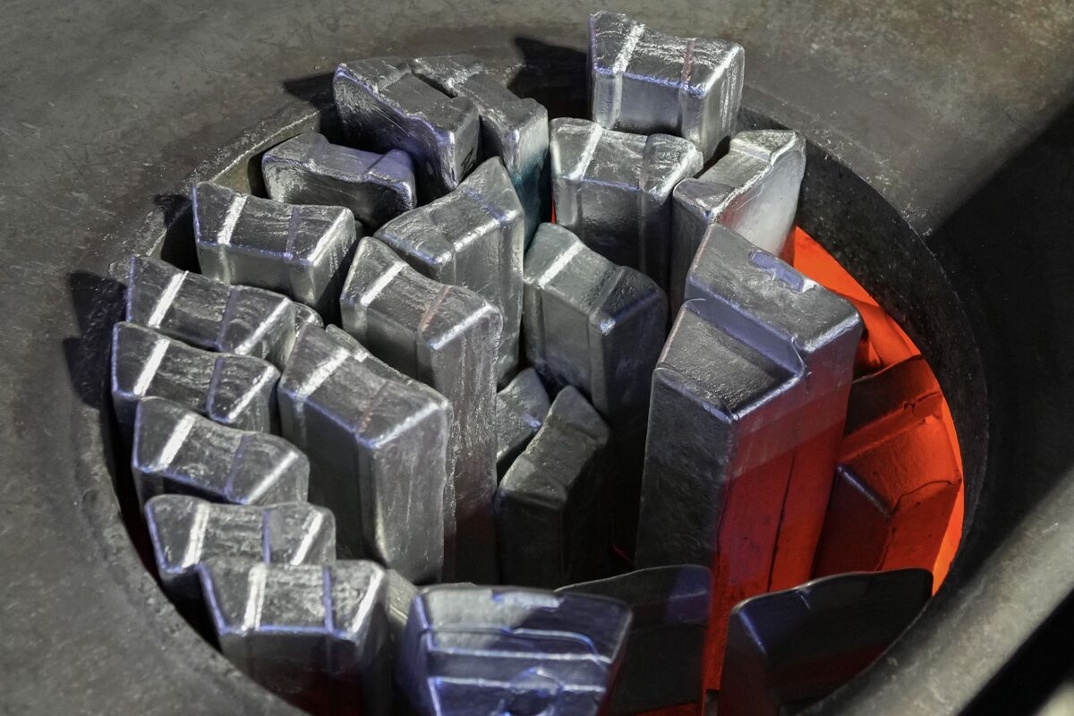 Aluminum Slides as Surging Inventories Add to Downbeat Mood