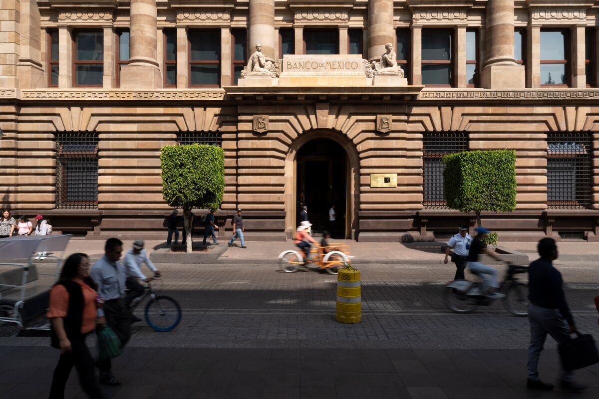 Banxico Lowers Rate by Half a Point, Opens Door to Smaller Cuts