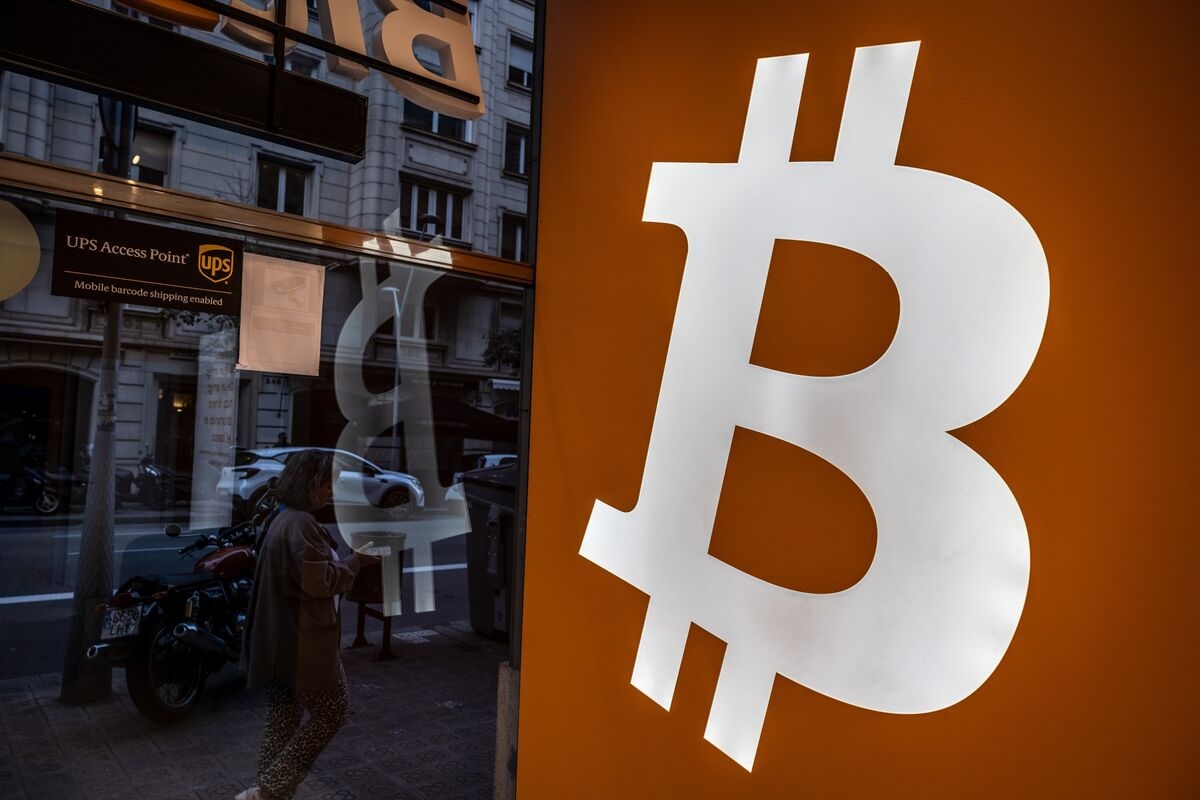 Bitcoin ETFs Are Hit by a Record $1 Billion Outflow in One Day