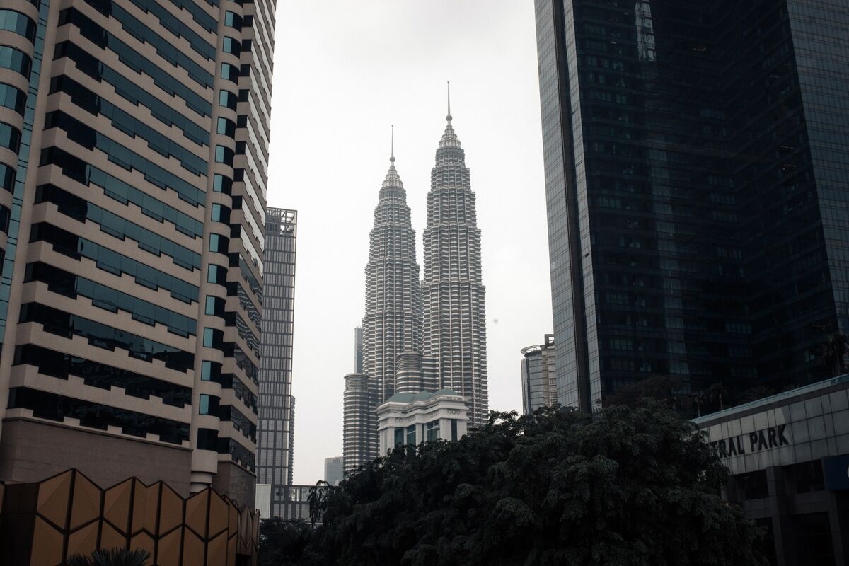 Malaysian Bond Outflows to Ease on Fed Cut Bets, Lower Dollar