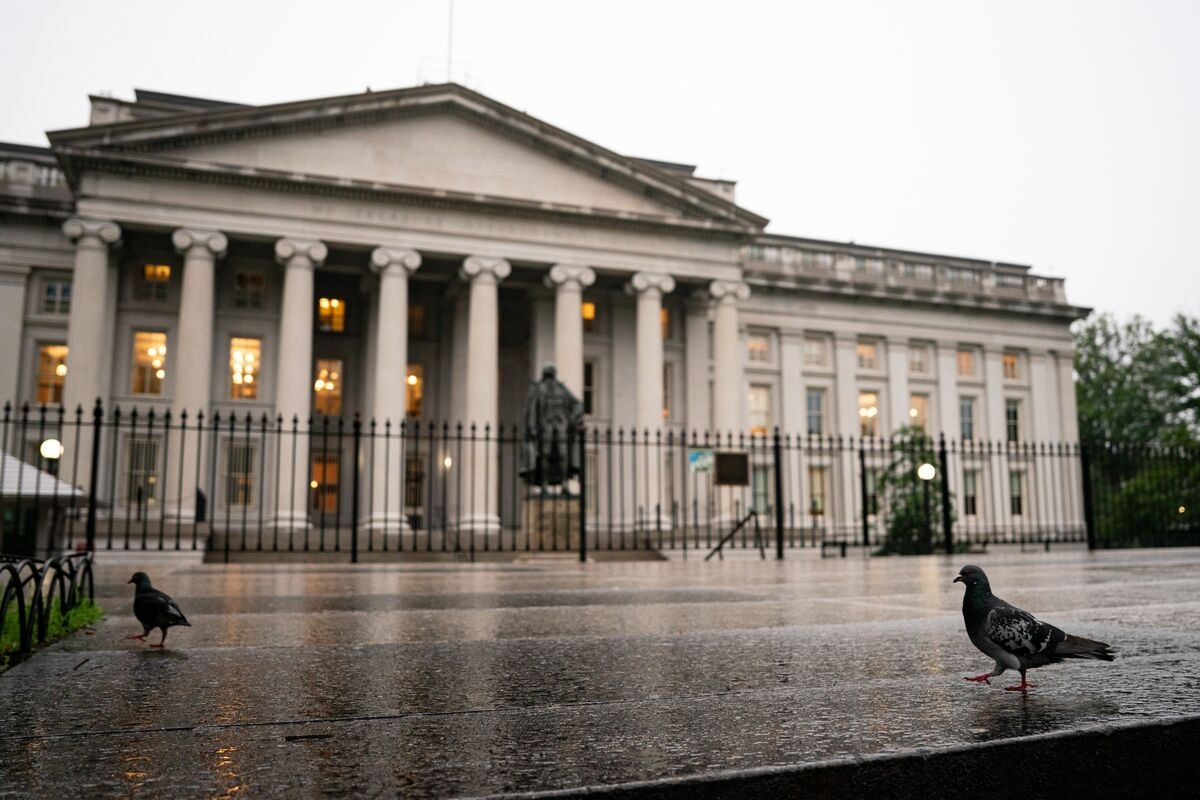 Canadians Snap Up Most US Bonds Since 2023 Despite Trade Spat