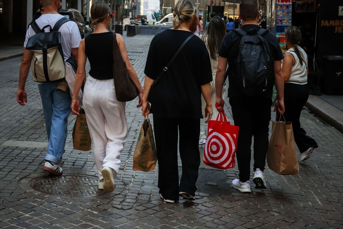 Charting the Global Economy: US Retail Sales Point to Resilience
