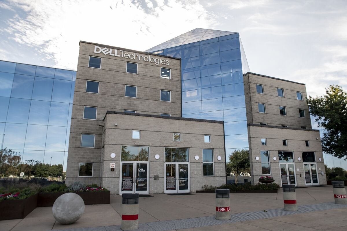 Dell Annual Profit Outlook Tops Estimates on AI Server Demand