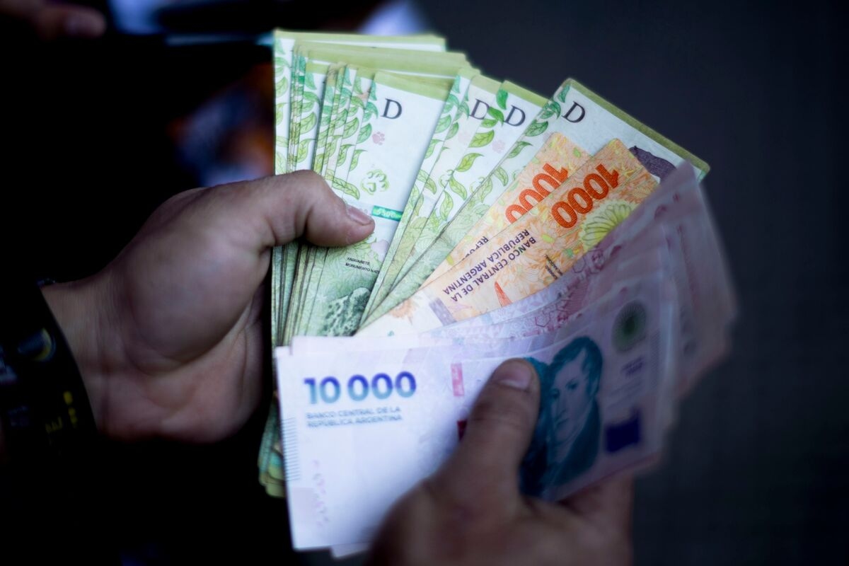 Argentina's Peso Weakens as Seasonal Bonus Stokes Dollar Demand
