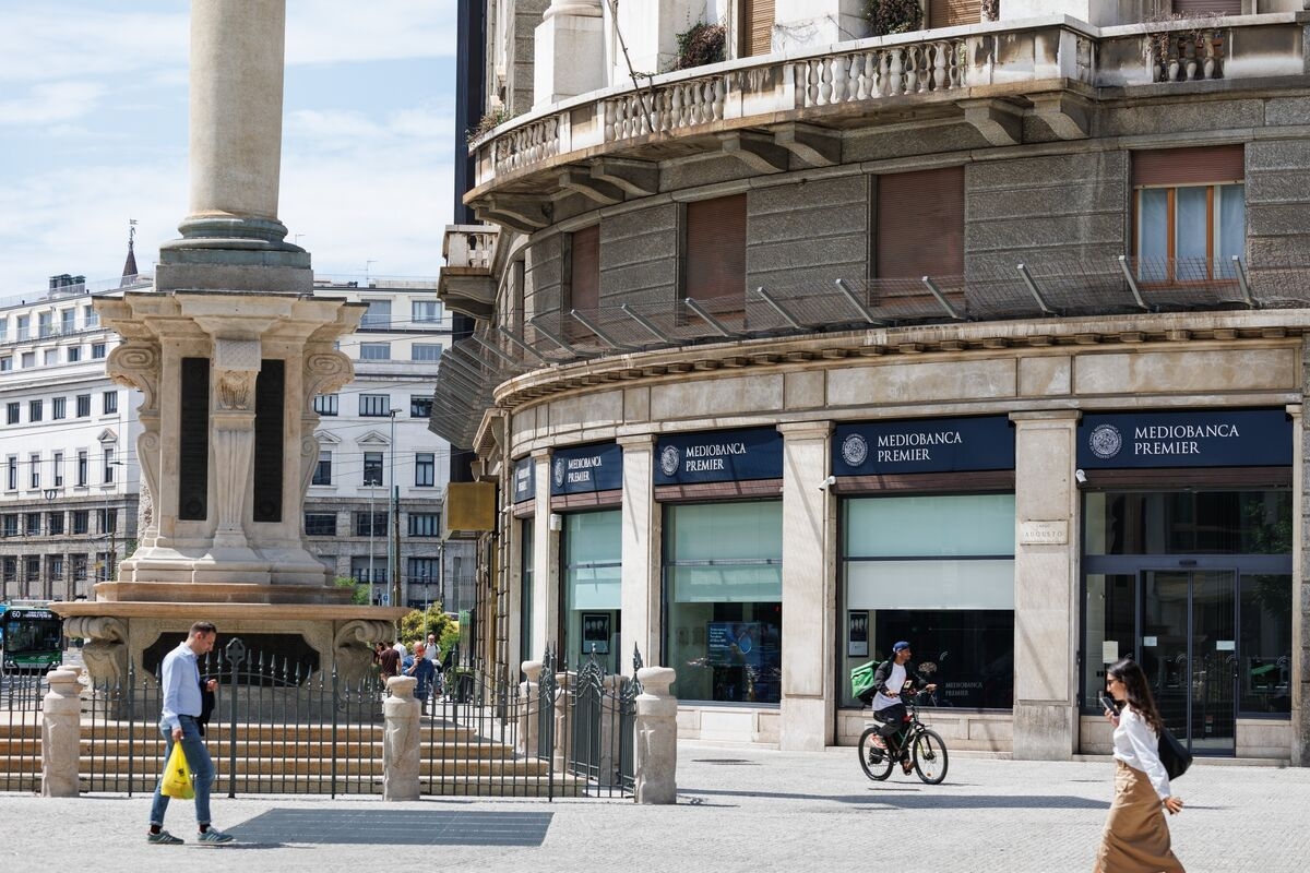 Mediobanca Investors Tender 13% in Paschi Bid's First Big Win