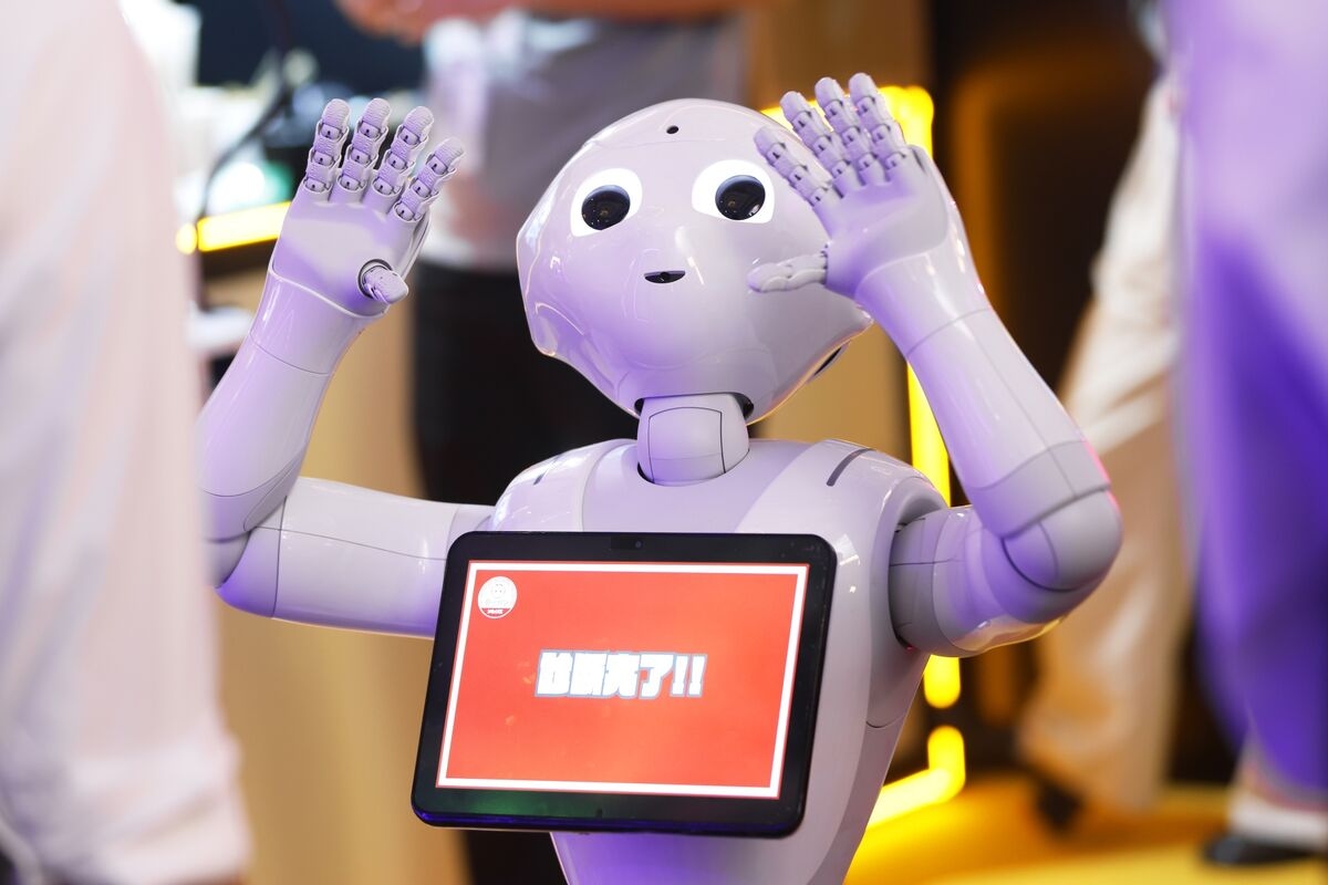 SoftBank Group Shares Extend Slide as US Tech Slump Weighs
