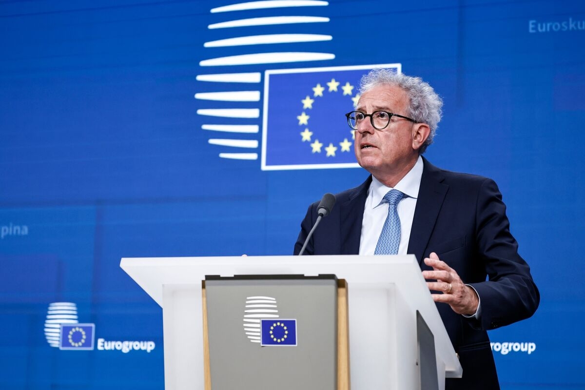 Market Doubts on Dollar Are Chance for EU, ESM Chief Says