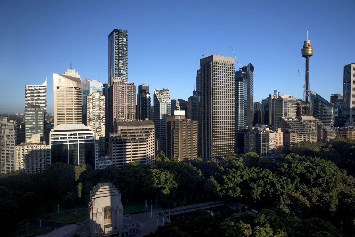 Ex-RBA Board Member Urges Rate Pause Over Excess Fiscal Spending