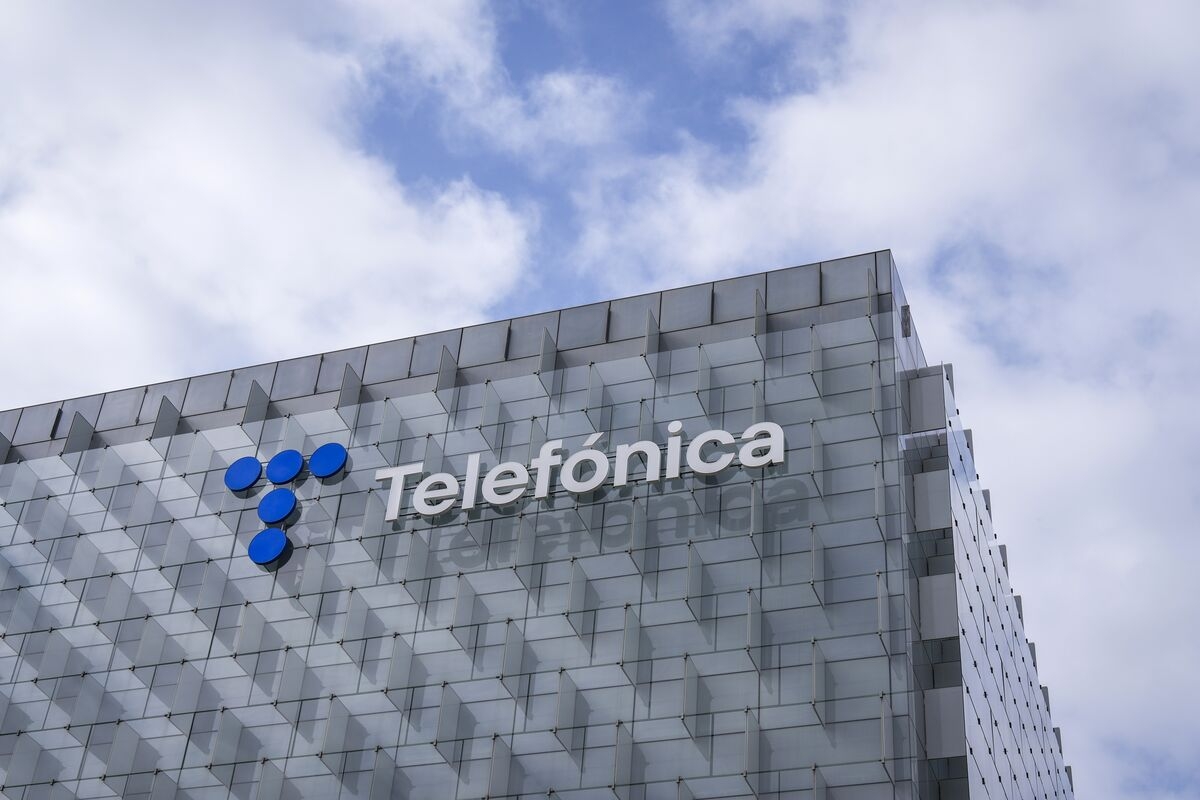 Telefonica's $1.25 Billion Argentina Sale Draws Milei's Scrutiny