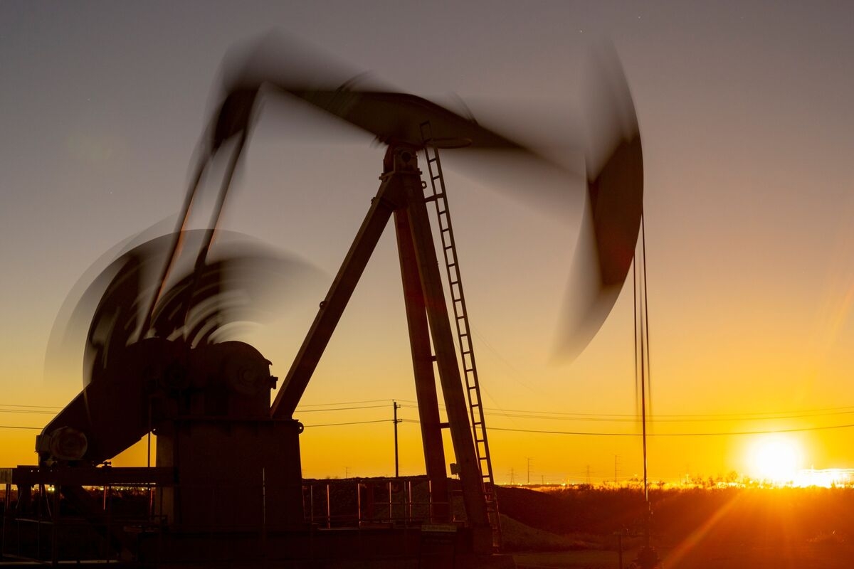 Oil Holds Gains After Trump-Xi Call Signals Easing Trade Tension