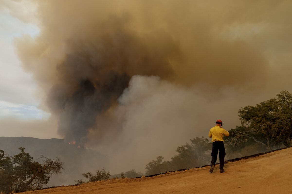 Los Angeles-Area Blaze Burning for Week Chars Thousands of Acres