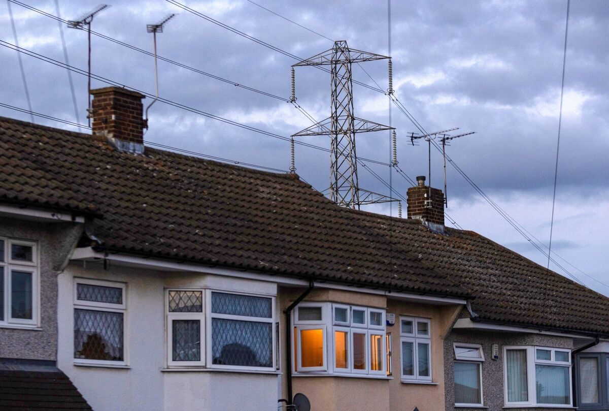 UK to Offer Cheaper Energy Bills to Homes Near Electricity Pylons