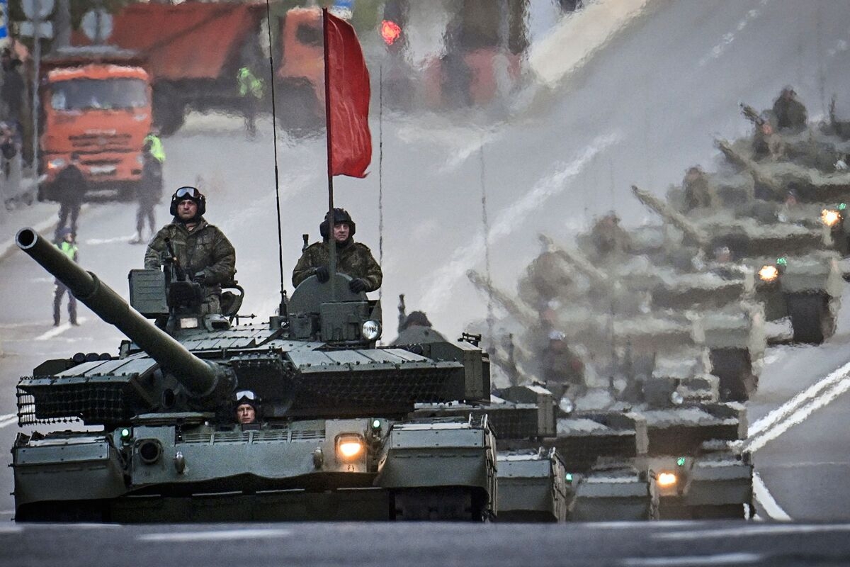 Putin's War Economy Roars Ahead and the Rest of Russia Struggles
