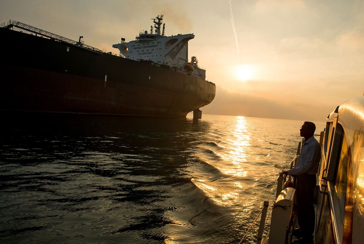 Oil Market Long Numb to War Risk Confronts Weekend of Worry