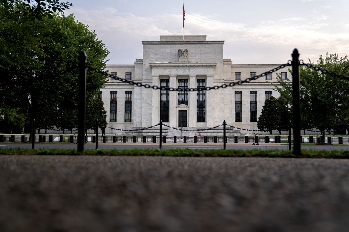 Fed Well Positioned to Wait for Clarity on Outlook, Minutes Say