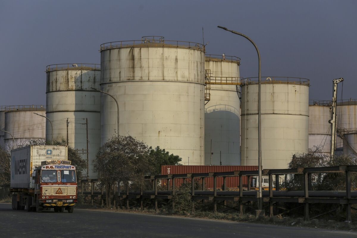 IndianOil-Adani Gas Plans $161 Million Exchangeable-Bond Sale