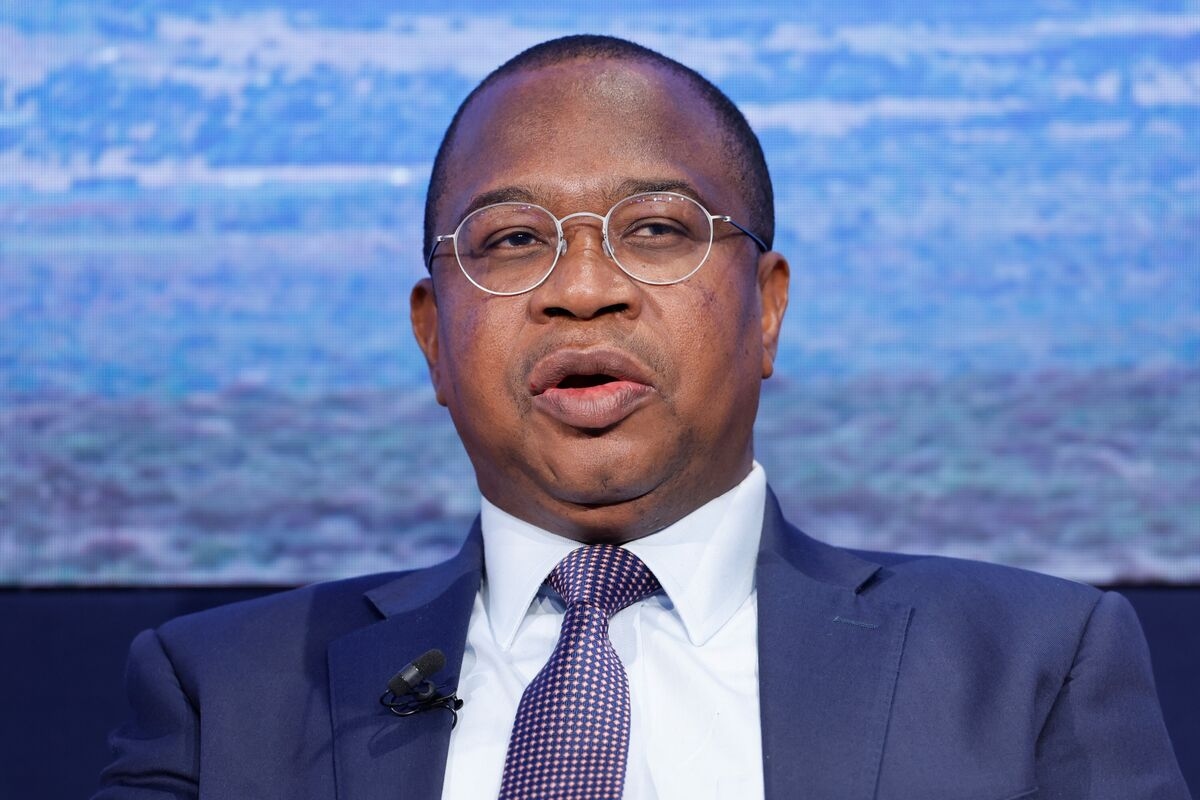 Zimbabwe's Treasury Chief Sees Lower Economic Growth from Next Year