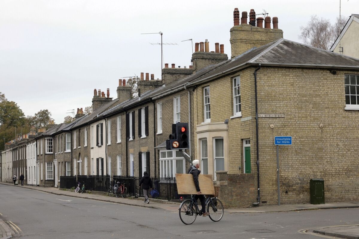 UK House Sales Gauge Hits Lowest Since 2023, Estate Agents Say