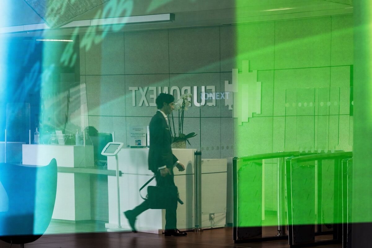 European Stocks Advance, Swiss Stocks Drop on Shock US Tariff