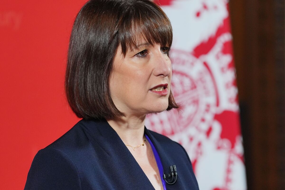 UK Budget Deficit Below Forecast This Year in a Boost for Reeves