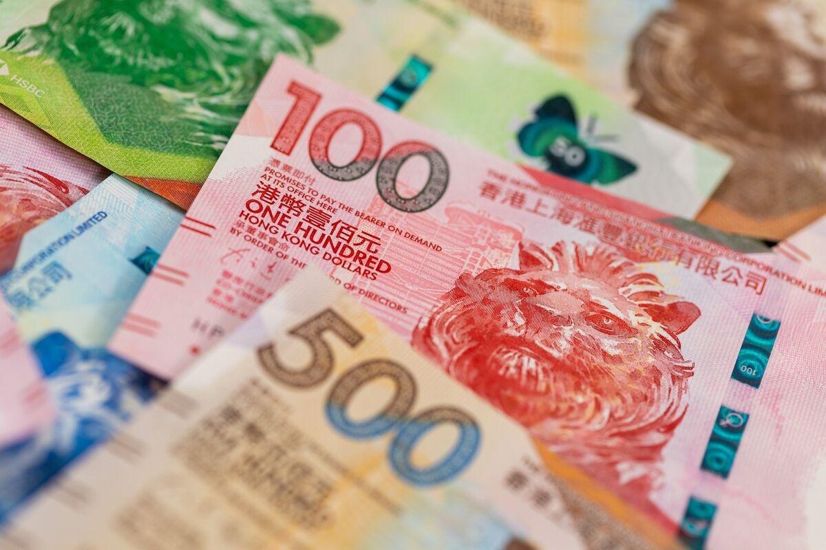 Hong Kong Resumes Currency Intervention Spree Amid Carry Trades