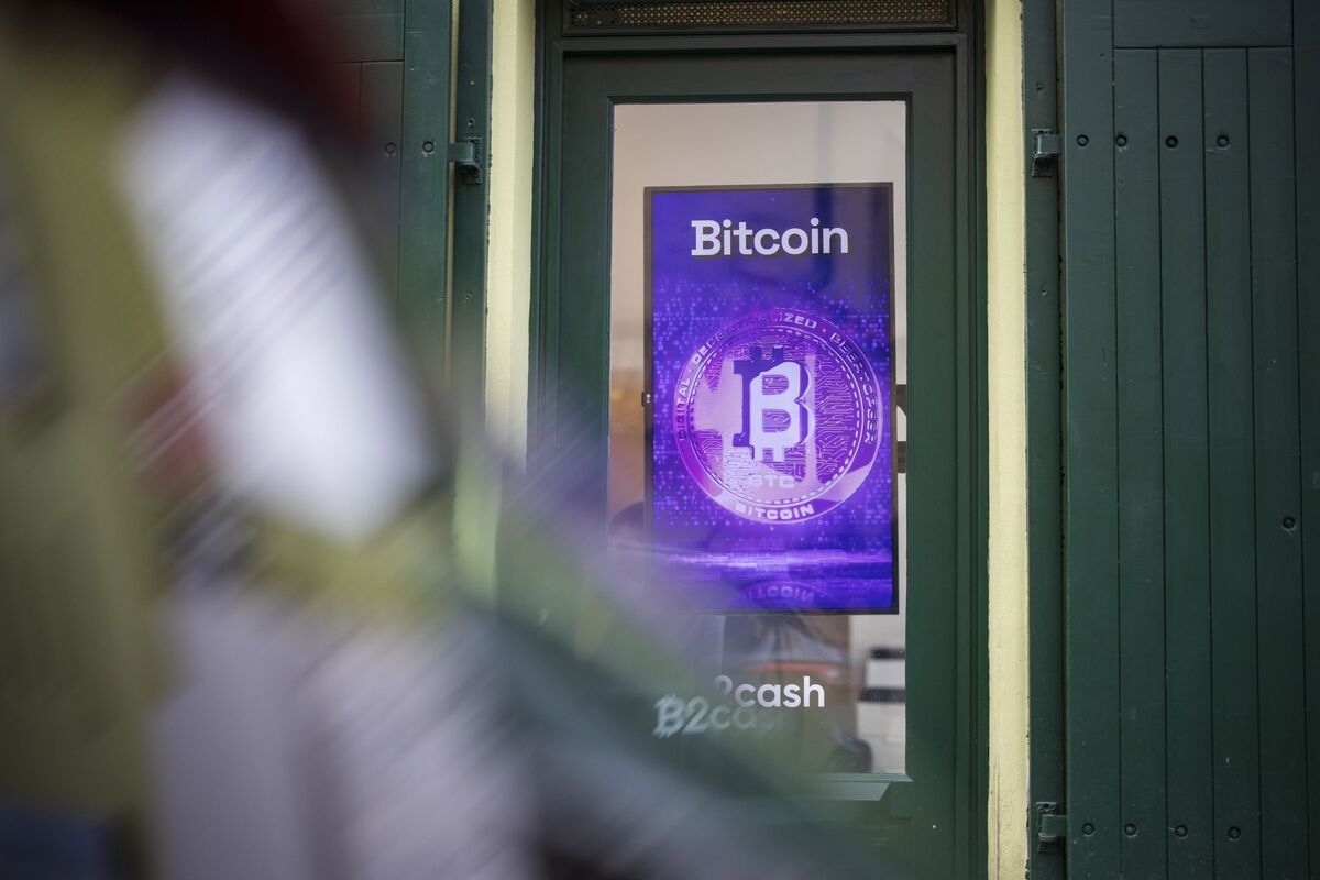 Central Banker Courts Controversy Over Bitcoin