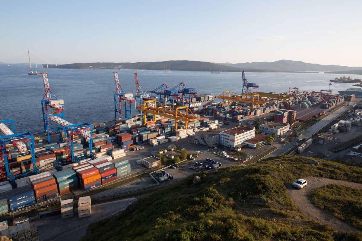 Russian Exports Slump Hits Fifth Month as Weaker Oil Prices Weigh on Trade