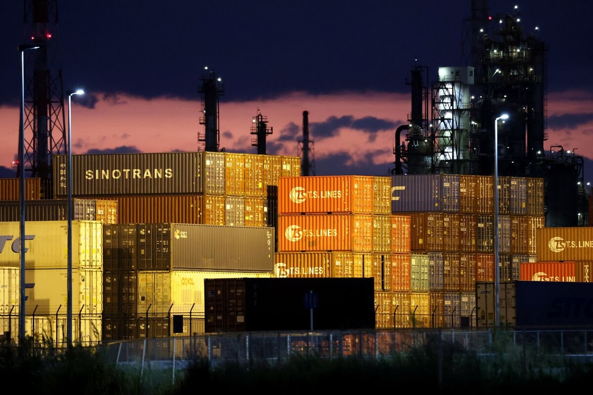 Japan's Exports Fall Most in Four Years as Tariff Pain Deepens