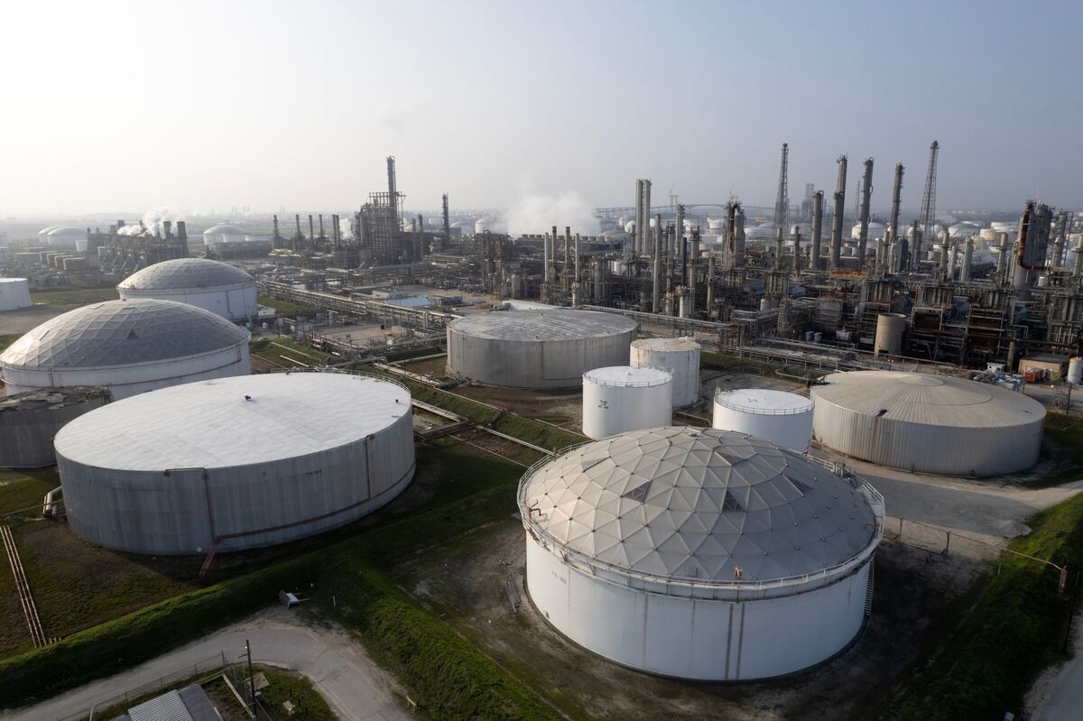 Oil Extends Drop as US Stockpile Build Amplifies Glut Concerns