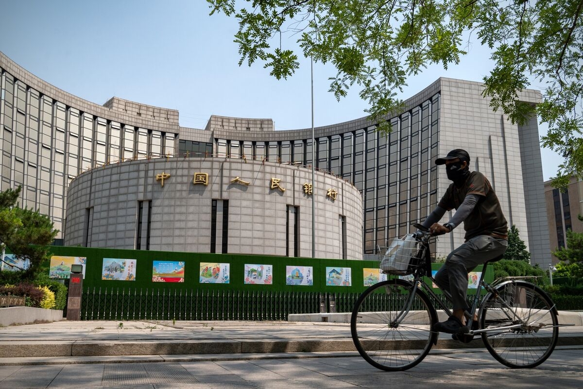 Yuan Cross-Border Use by Chinese Climbs to Record as Dollar Sags