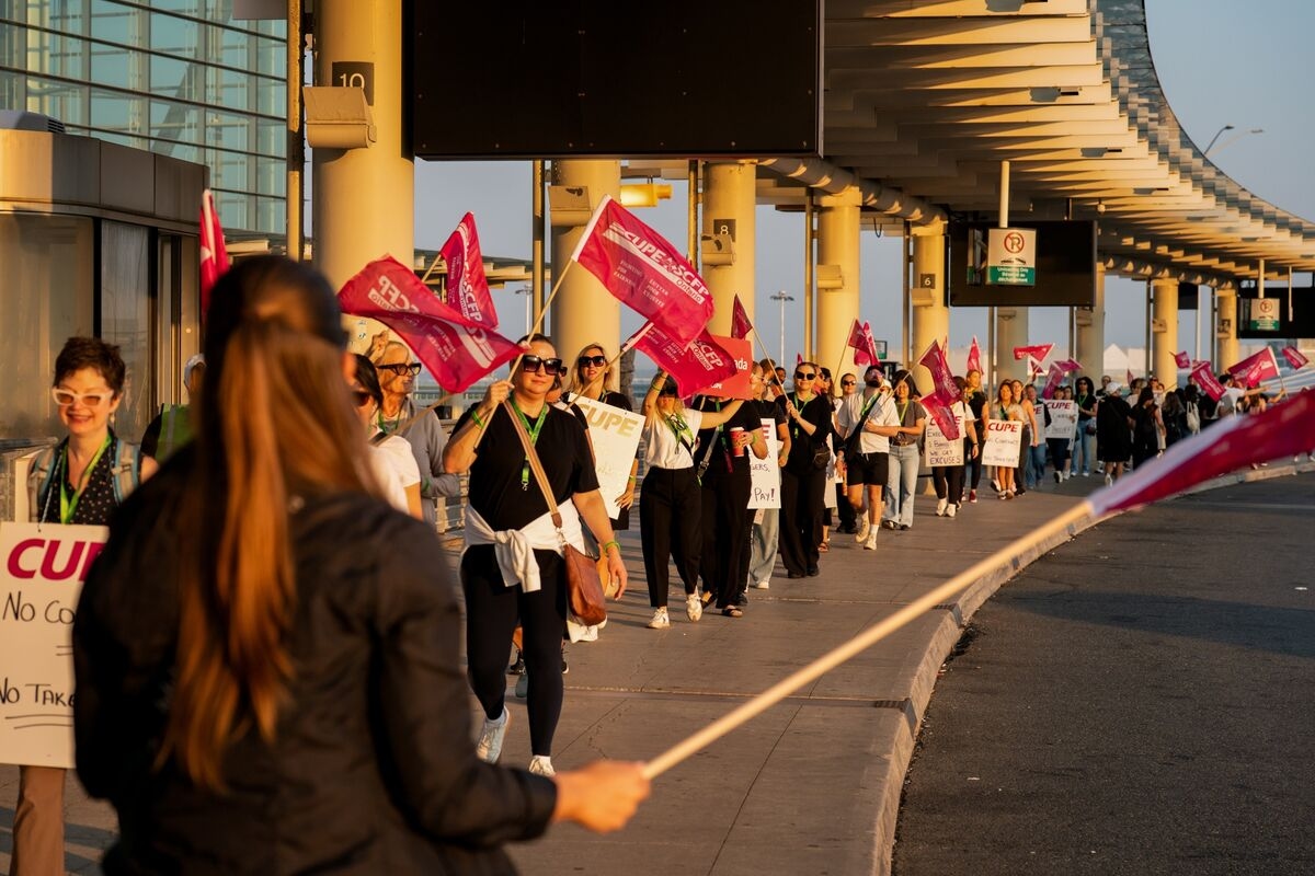 Canada Seeks to End Airline Strike With Labor Board Referral