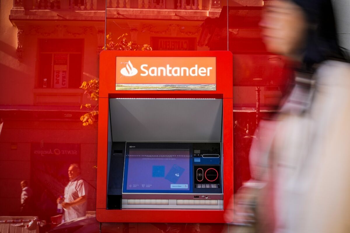 Santander Unseats Barclays as Europe's Biggest Issuer of SRTs