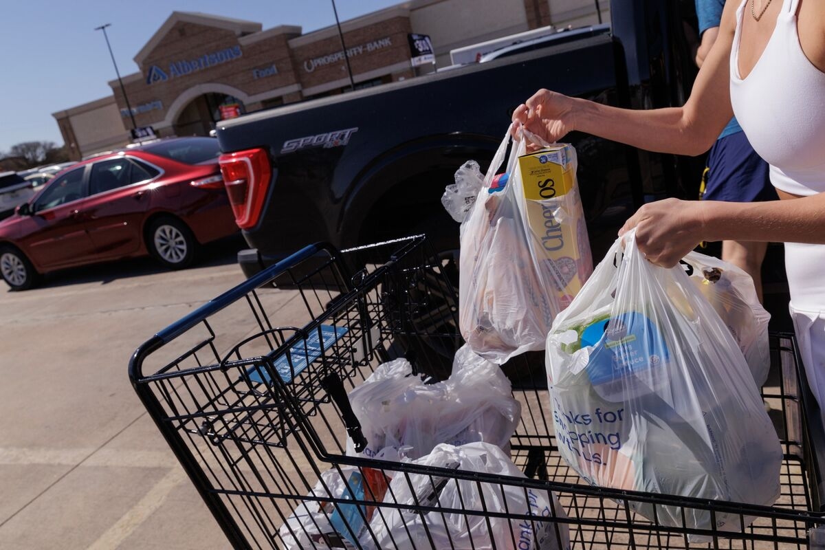 Albertsons Raises Sales Forecast on Strong First Quarter